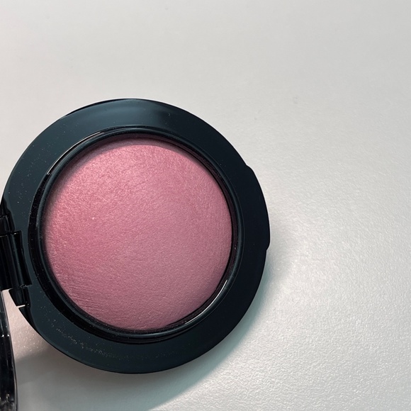 like new Mac Cosmetics Mineralize Blush in DAINTY full size- 0.10 Oz RARE - Picture 3 of 5
